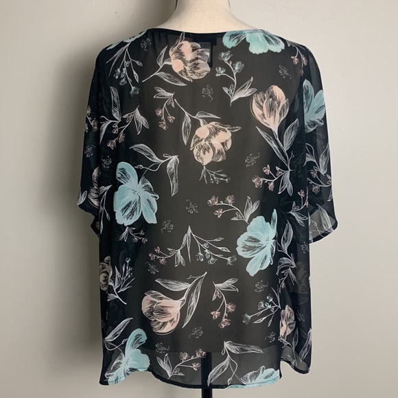 Torrid Black Floral Short Sleeve Semi-Sheer Blouse Size 0 - Picture 7 of 11